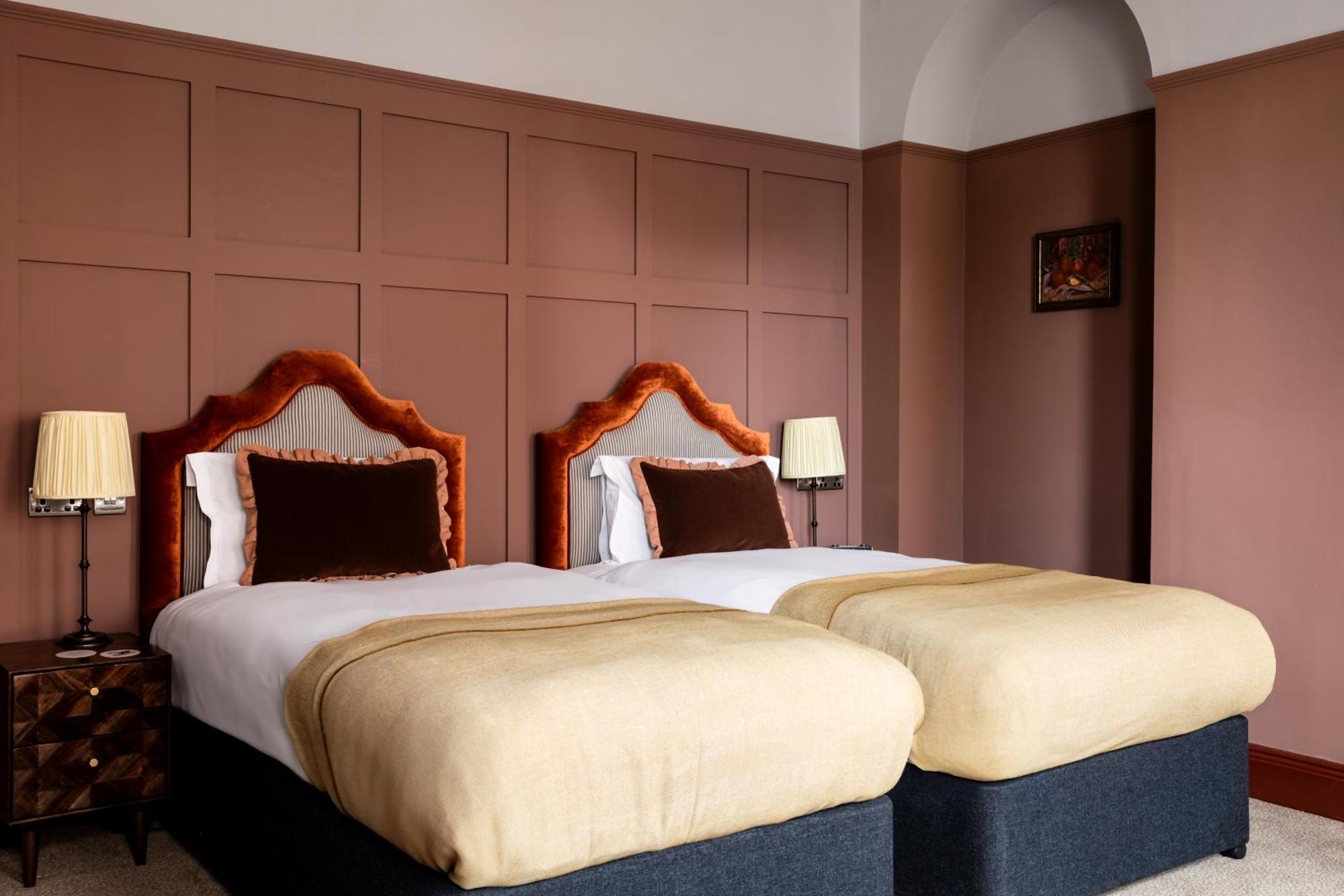 Crown Hotel Чертси Екстериор снимка