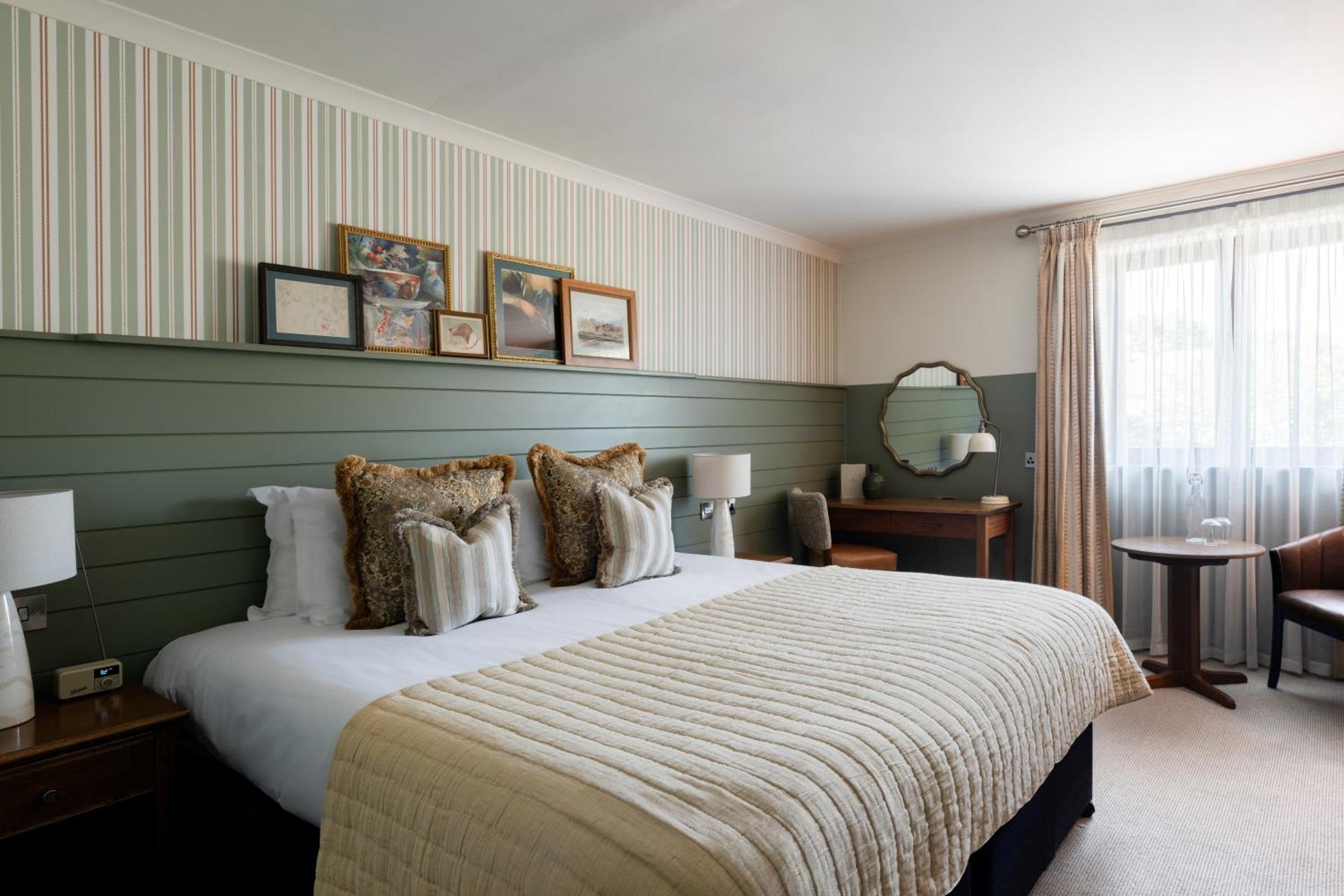 Crown Hotel Чертси Екстериор снимка