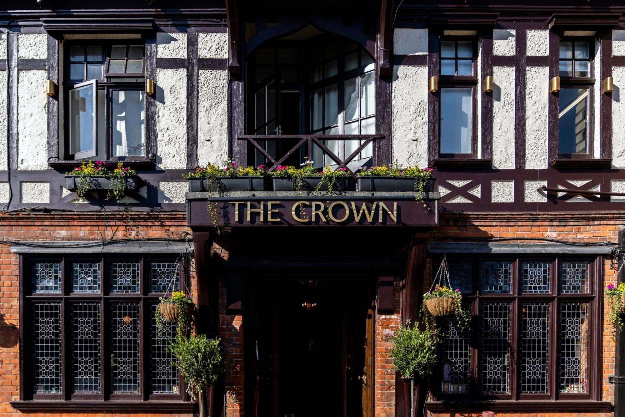 Crown Hotel Чертси Екстериор снимка