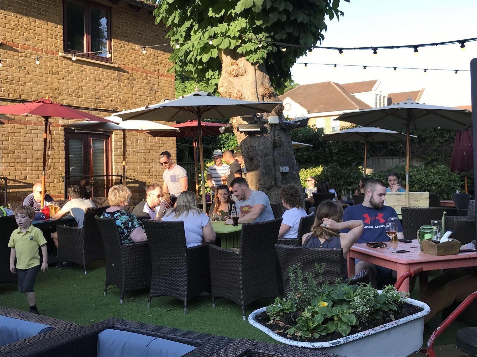 Crown Hotel Чертси Екстериор снимка