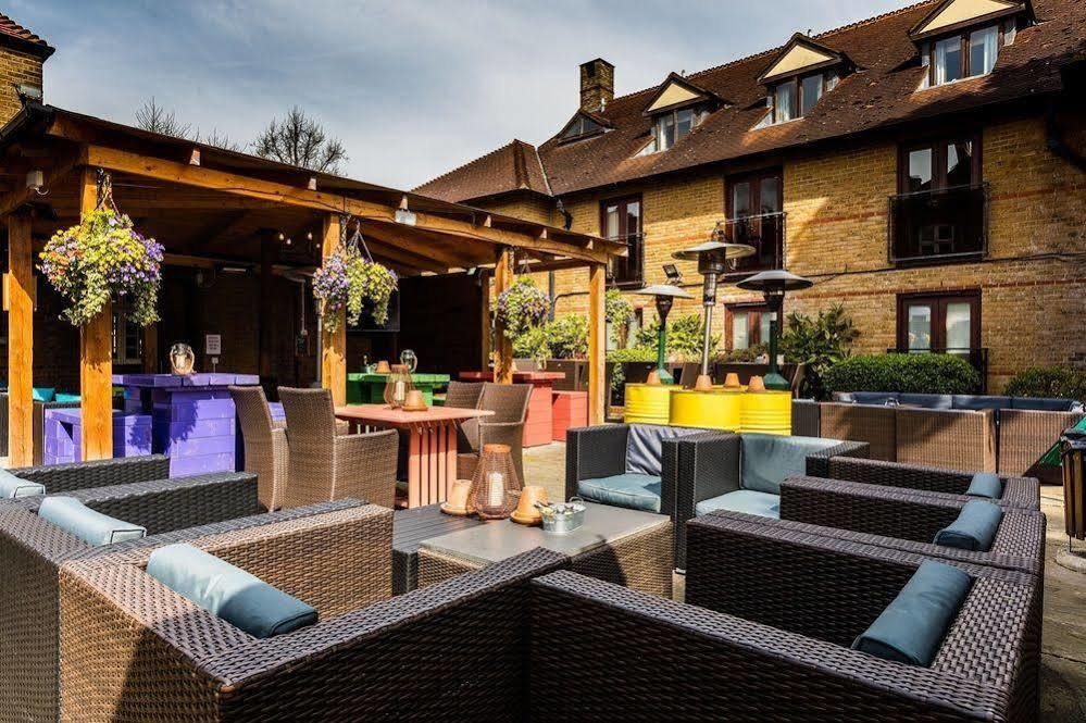 Crown Hotel Чертси Екстериор снимка