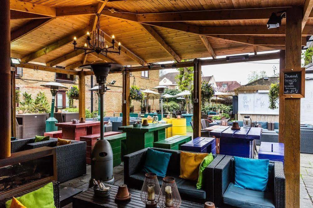 Crown Hotel Чертси Екстериор снимка