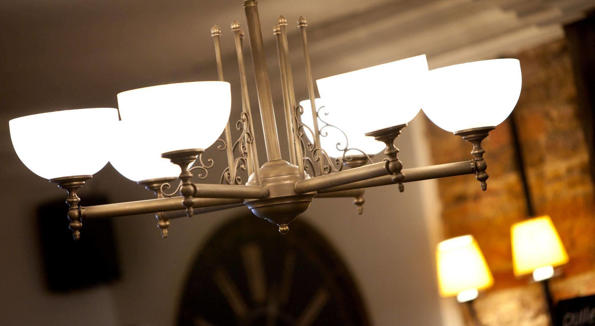 Crown Hotel Чертси Екстериор снимка