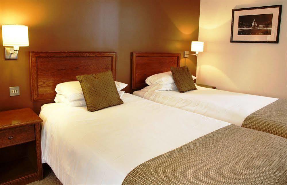 Crown Hotel Чертси Екстериор снимка