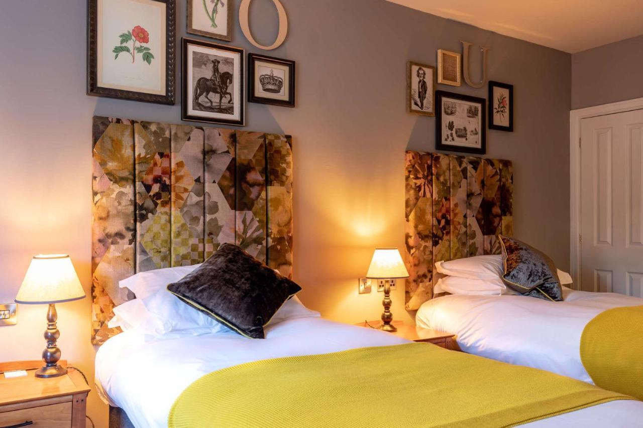 Crown Hotel Чертси Екстериор снимка