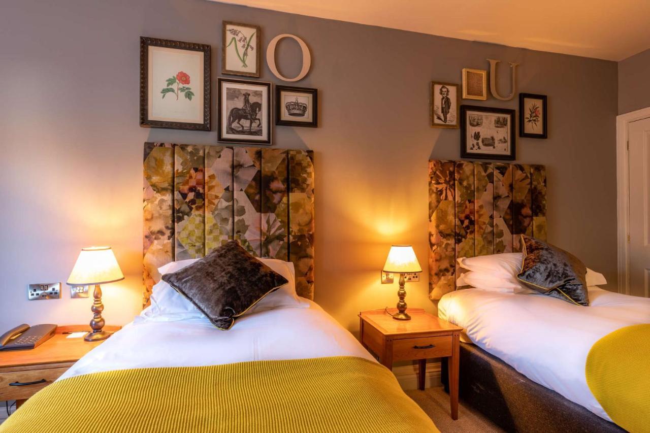 Crown Hotel Чертси Екстериор снимка