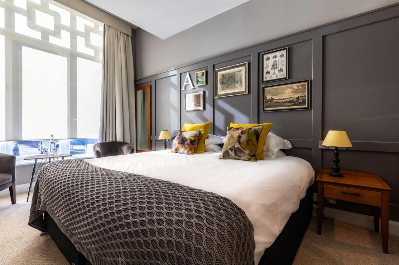 Crown Hotel Чертси Екстериор снимка