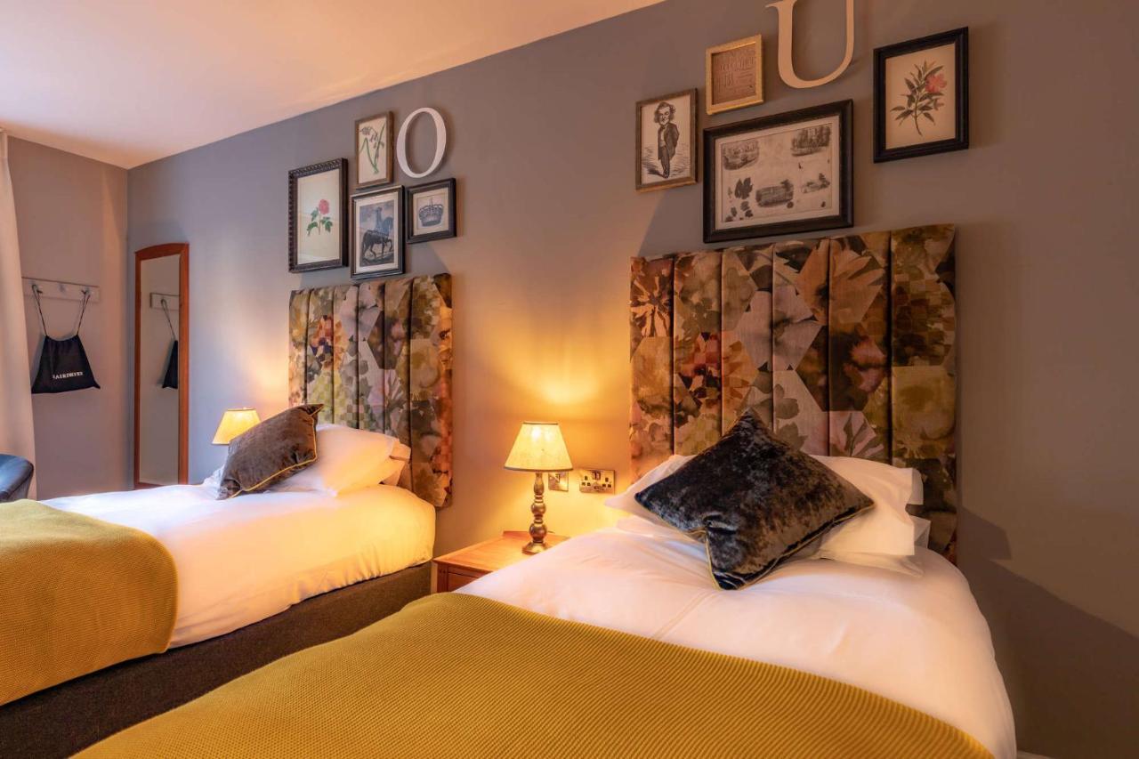 Crown Hotel Чертси Екстериор снимка