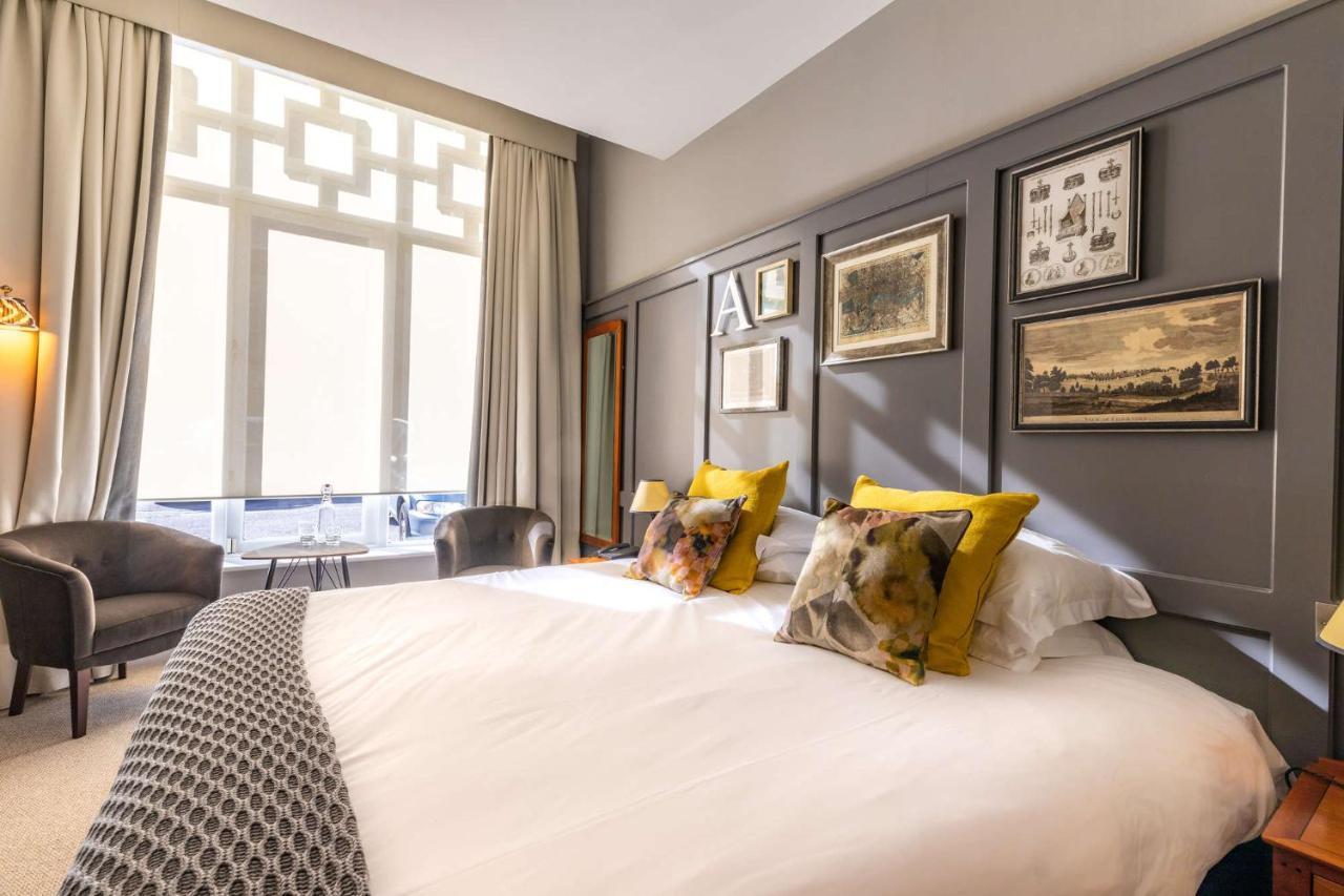 Crown Hotel Чертси Екстериор снимка